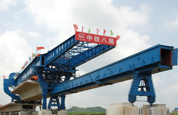 JQ900C型900吨架桥正在架桥设武（汉）广（州）客专车程家大桥