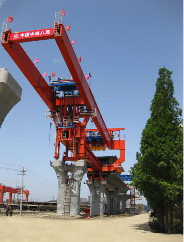 TLJ900型900吨架桥机正在架设成都至都江堰快铁郫县特大桥